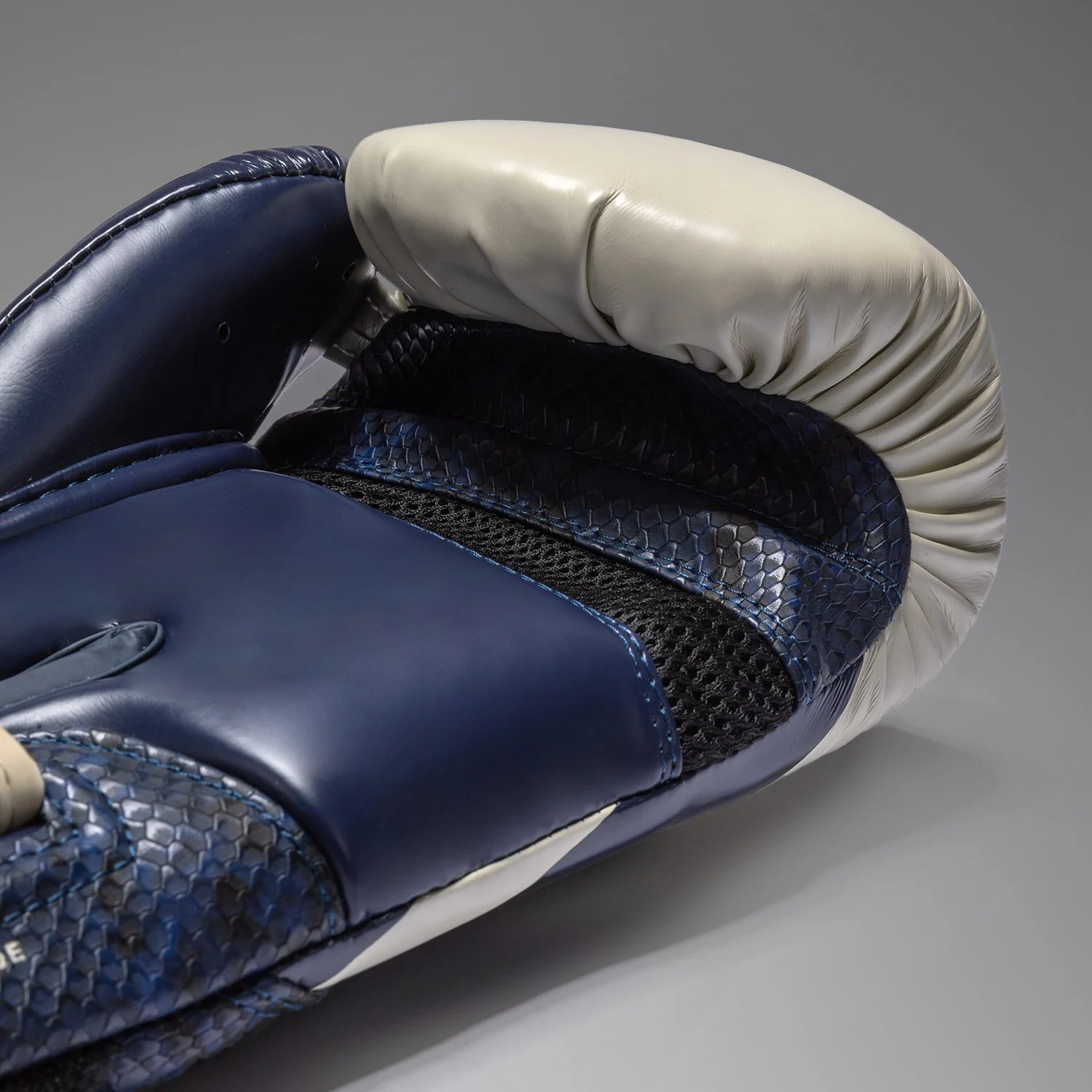 Venum Challenger 4.0 Scales Boxing Gloves - Midnight Blue - Image 3