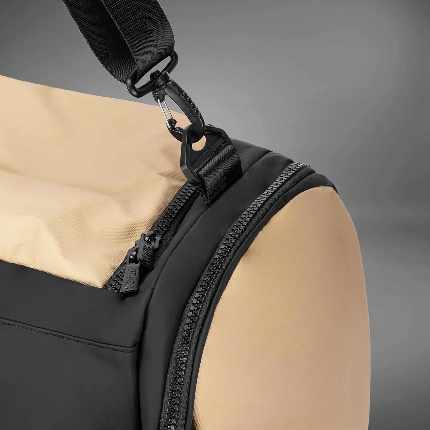 Venum Evo 2 Trainer Lite Duffle Bag - Black/Sand - Image 5